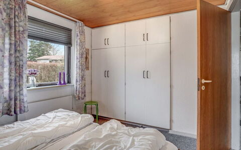 Yak - 350M from the Sea: Madera, Diseño De Interiores, Piso, Habitación, Cama, Suelo, Techo, Mueble, Habitación, Sábana