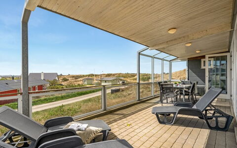 Emelin - 475M from the Sea: Techo, Casa, Casa, Cabaña, Puerta, Vía Muerta, Cubierta, Porche, Tablón, Madera Dura