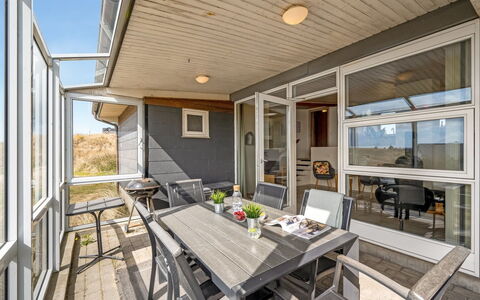Emelin - 475M from the Sea: Techo, Casa, Casa, Cabaña, Puerta, Vía Muerta, Cubierta, Porche, Tablón, Madera Dura
