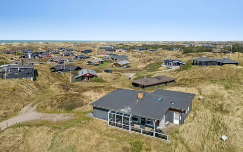 Emelin - 475M from the Sea: Techo, Casa, Casa, Cabaña, Puerta, Vía Muerta, Cubierta, Porche, Tablón, Madera Dura