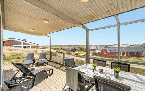 Emelin - 475M from the Sea: Techo, Casa, Casa, Cabaña, Puerta, Vía Muerta, Cubierta, Porche, Tablón, Madera Dura