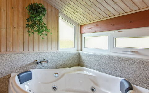 Menka - 1.3Km from the Sea: Arreglo De Tubería, Bañera, Baño, Piso, Diseño De Interiores, Techo, Suelo, Plomería, Grifo, Habitación