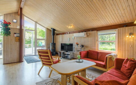 Menka - 1.3Km from the Sea: Madera, Techo, Piso, Diseño De Interiores, Suelo, Habitación, Sofá, Mueble, Sala, Suelos De Madera