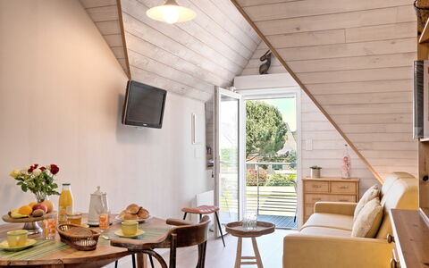 Petit Grain de Café: Mueble, Propiedad, Mesa, Madera, Diseño De Interiores, Silla, Sombra, Edificio, Suelo, Vajilla