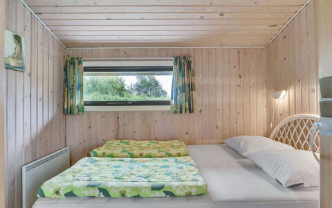 Virpi - 400M from the Sea: Madera, Habitación, Diseño De Interiores, Cama, Techo, Mueble, Sábana, Lecho, Suelo, Marco De La Cama
