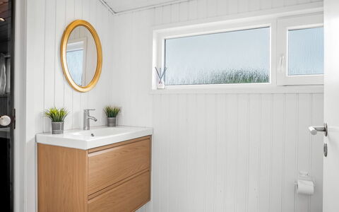 Larisa - 250M from the Sea: Madera, Piso, Suelo, Diseño De Interiores, Arreglo De Tubería, Mueble De Baño, Lavabo, Plomería, Grifo, Baño