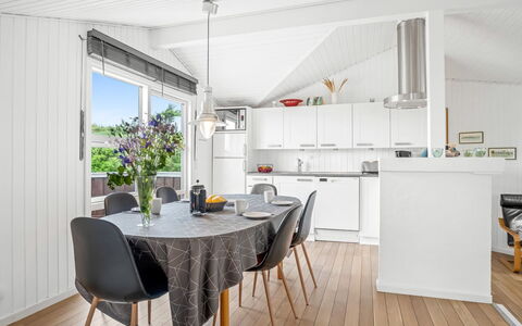 Larisa - 250M from the Sea: Madera, Diseño De Interiores, Piso, Mueble, Techo, Suelos De Madera, Suelo, Cocina, Cocina Y Comedor Mesa, Casa