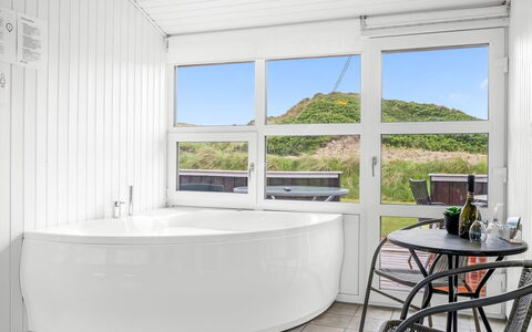 Larisa - 250M from the Sea: Bañera, Suelo, Diseño De Interiores, Piso, Techo, Arreglo De Tubería, Baño, Diseño, Hotel, Jacuzzi
