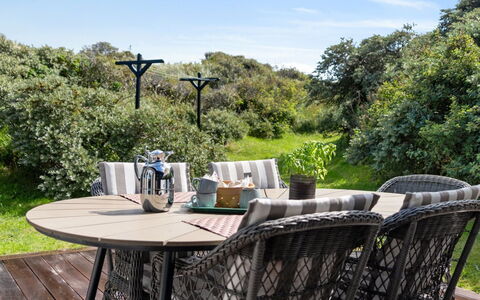 Reinke - 200M from the Sea: Madera, Techo, Arquitectura, Casa, Casa, Cabaña, Vía Muerta, Madera Dura, Pendiente, Inmuebles
