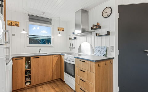 Lill - 50M from the Sea: Madera, Piso, Gabinetes, Mostrador, Diseño De Interiores, Suelo, Cocina, Electrodoméstico, Aparato De Cocina, Manchas De Madera