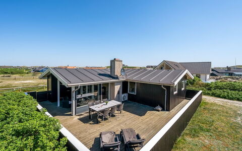 Lill - 50M from the Sea: Techo, Casa, Casa, Arquitectura, Cabaña, Vía Muerta, Inmuebles, Sombra, Casa De Campo, Porche
