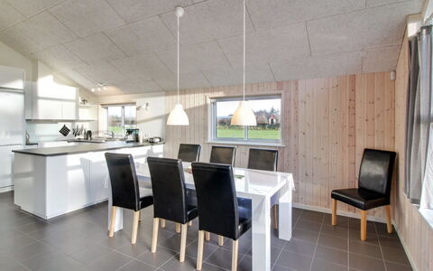 Ethel - 1.5Km to the Fjord: Techo, Madera, Lámpara, Diseño De Interiores, Casa, Mueble, Cocina Y Comedor Mesa, Habitación, Cocina, Silla