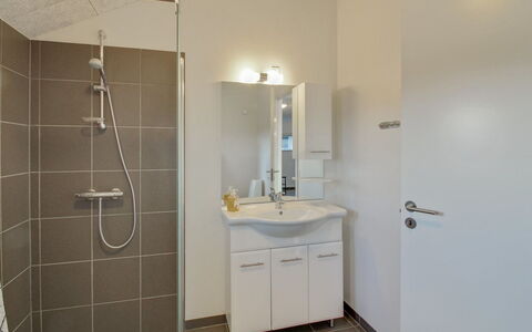 Ethel - 1.5Km to the Fjord: Piso, Diseño De Interiores, Arreglo De Tubería, Suelo, Pared, Baño, Lavabo Del Baño, Techo, Lavabo, Grifo