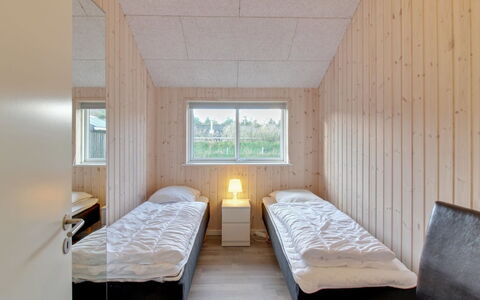 Ethel - 1.5Km to the Fjord: Madera, Suelo, Habitación, Techo, Cama, Manchas De Madera, Lecho, La Luz Del Día, Madera Dura, Tablón