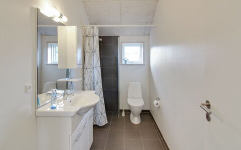 Ethel - 1.5Km to the Fjord: Arreglo De Tubería, Lavabo Del Baño, Piso, Baño, Lavabo, Suelo, Diseño De Interiores, Grifo, Baño, Techo