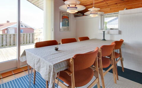Enwald - 300M from the Sea: Mueble, Madera, Piso, Suelo, Diseño De Interiores, Silla, Mesa, Cocina Y Comedor Mesa, Techo, Comedor