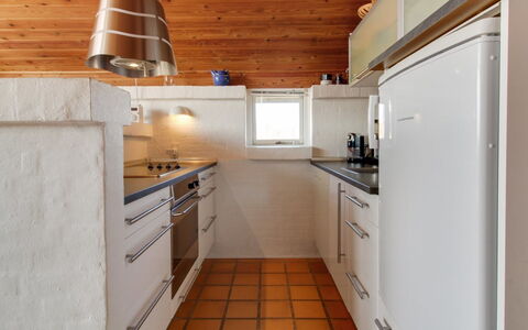 Enwald - 300M from the Sea: Cocina, Mostrador, Piso, Diseño De Interiores, Aparato De Cocina, Mueble, Suelo, Gabinetes, Madera, Arreglo De Tubería