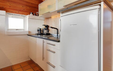 Enwald - 300M from the Sea: Cocina, Electrodoméstico, Aparato De Cocina, Mostrador, Piso, Madera, Diseño De Interiores, Arreglo De Tubería, Suelo, Grifo