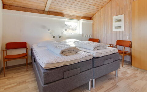 Enwald - 300M from the Sea: Madera, Habitación, Cama, Diseño De Interiores, Techo, Lecho, Casa, Suelo, Marco De La Cama, Sábana