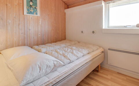Enwald - 300M from the Sea: Cama, Habitación, Pared, Lecho, Sábana, Suelo, Piso, Madera, Diseño De Interiores, Techo
