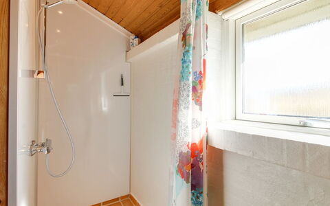 Enwald - 300M from the Sea: Arreglo De Tubería, Baño, Pared, Piso, Diseño De Interiores, Madera, Suelo, Grifo, Techo, Plomería
