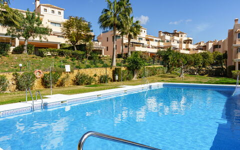 El Manantial de Santa Maria: Agua, Edificio, Nube, Planta, Tiempo De Día, Propiedad, Piscina, Cielo, Ventana, Azur