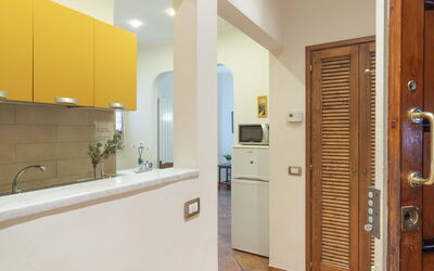 Vintage Apartment in Florence: Gabinetes, Edificio, Grifo, Lavabo, Mostrador, Puerta, Diseño De Interiores, Casa, Madera