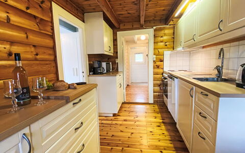 Krampehaugen: Gabinetes, Mueble, Mostrador, Propiedad, Cajón, Edificio, Madera, Diseño De Interiores, Cocina, Manchas De Madera