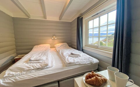 Krampehaugen: Mesa, Propiedad, Mueble, Vajilla, Ventana, Comodidad, Madera, Textil, Diseño De Interiores, Marco De La Cama