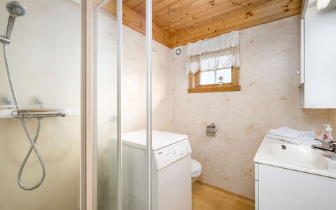 Hagehytta: Arreglo De Tubería, Madera, Piso, Suelo, Techo, Diseño De Interiores, Baño, Lavabo, Plomería, Grifo