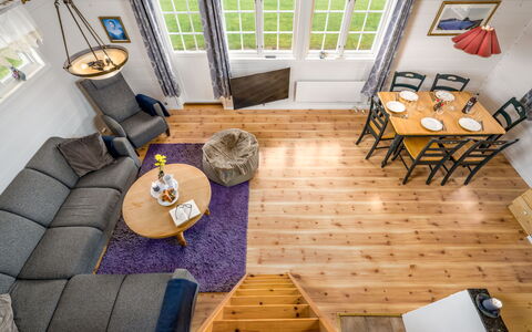 Hagehytta: Mueble, Diseño De Interiores, Piso, Suelo, Madera, Suelos De Madera, Sofá, Techo, Sala, Habitación