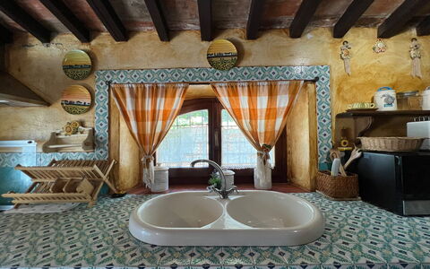 Villa Patrizia: Grifo, Arreglo De Tubería, Propiedad, Edificio, Azul, Lavabo, Baño, Madera, Diseño De Interiores, Casa