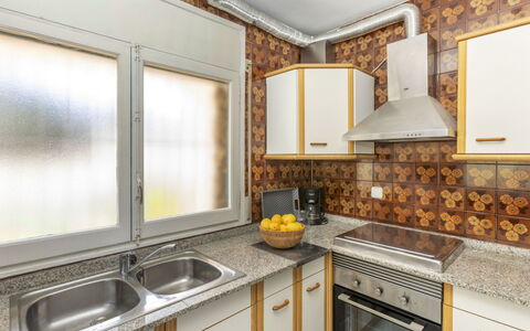 Villa Pedro: Madera, Diseño De Interiores, Cocina, Mostrador, Piso, Electrodoméstico, Arreglo De Tubería, Suelo, Lavabo, Techo