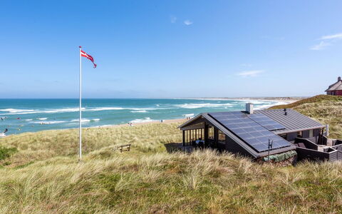 Arngrim - 100M from the Sea: Madera, Techo, Arquitectura, Casa, Casa, Cabaña, Vía Muerta, Madera Dura, Pendiente, Inmuebles