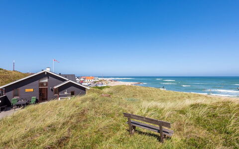 Arngrim - 100M from the Sea: Madera, Techo, Arquitectura, Casa, Casa, Cabaña, Vía Muerta, Madera Dura, Pendiente, Inmuebles