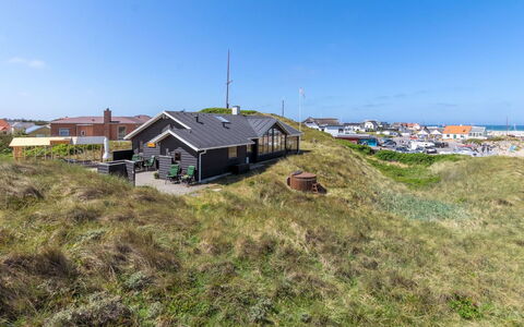 Arngrim - 100M from the Sea: Madera, Techo, Arquitectura, Casa, Casa, Cabaña, Vía Muerta, Madera Dura, Pendiente, Inmuebles