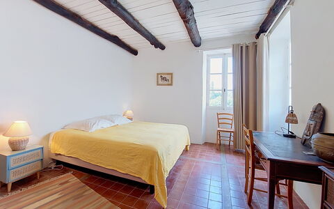 Penta: Mueble, Cama, Habitación, Pared, Piso, Sábana, Diseño De Interiores, Suelo, Lecho, Madera
