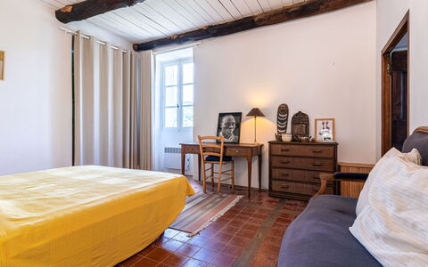 Penta: Mueble, Propiedad, Comodidad, Edificio, Madera, Ventana, Textil, Diseño De Interiores, Marco, Marco De La Cama