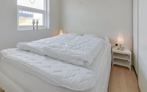 Ristana - 100M from the Sea: Habitación, Cama, Lecho, Sábana, Linos, Suelo, Diseño De Interiores, Marco De La Cama, Habitación, Techo