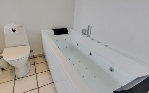 Ristana - 100M from the Sea: Arreglo De Tubería, Baño, Piso, Bañera, Suelo, Diseño De Interiores, Plomería, Grifo, Material Compuesto, Habitación