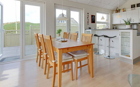 Ristana - 100M from the Sea: Mueble, Piso, Diseño De Interiores, Suelo, Madera, Techo, Suelos De Madera, Comedor, Cocina Y Comedor Mesa, Silla