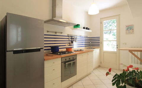 Villa Glicine: Gabinetes, Propiedad, Mostrador, Estufa De Cocina, Aparato De Cocina, Flor, Planta, Cocina, Edificio, Madera