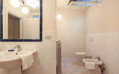 Villa Glicine: Espejo, Lavabo, Arreglo De Tubería, Propiedad, Grifo, Lavabo Del Baño, Blanco, Baño, Azul, Diseño De Interiores