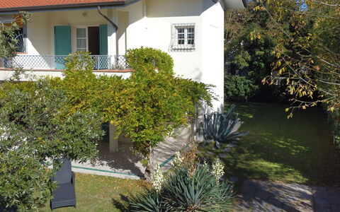 Villa Glicine: Planta, Edificio, Ventana, Propiedad, Hoja, Botánica, Casa, Vegetación, El Terreno Del Lote, Hierba