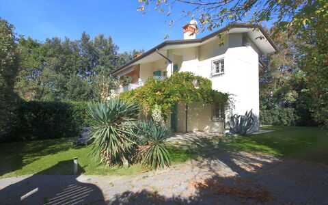 Villa Glicine: Cielo, Planta, Propiedad, Edificio, Ventana, Árbol, Casa, Arquitectura, El Terreno Del Lote, Hierba