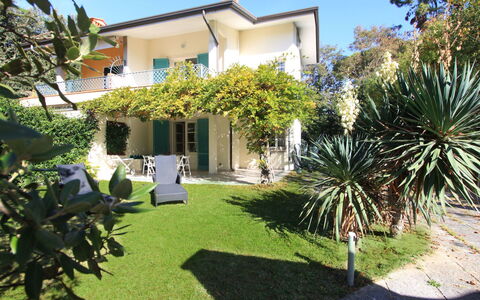 Villa Glicine: Planta, Cielo, Edificio, Ventana, Árbol, El Terreno Del Lote, Casa, Vegetación, Hierba, Arecales