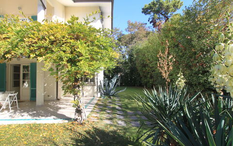 Villa Glicine: Planta, Cielo, Propiedad, Edificio, Ventana, Árbol, Casa, Paisaje, Planta Terrestre, Hierba