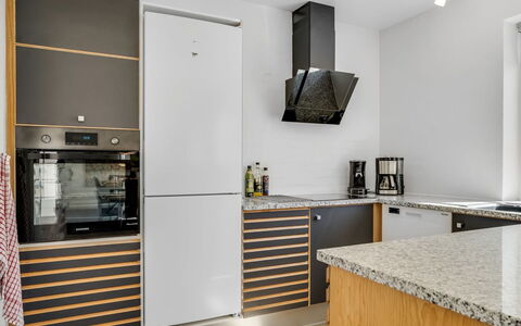 Springimile - 300M from the Sea: Aparato De Cocina, Cocina, Electrodoméstico, Piso, Mostrador, Electrodoméstico, Diseño De Interiores, Madera, Gabinetes, Mueble
