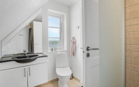 Springimile - 300M from the Sea: Arreglo De Tubería, Piso, Baño, Pared, Suelo, Diseño De Interiores, Madera, Lavabo, Baño, Grifo