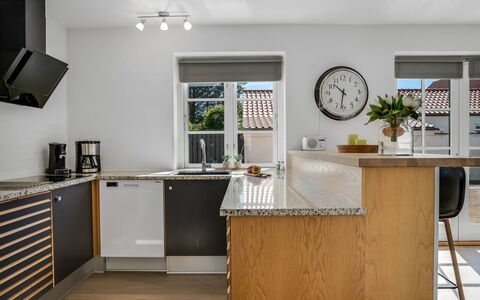 Springimile - 300M from the Sea: Mueble, Mostrador, Cocina, Gabinetes, Diseño De Interiores, Piso, Aparato De Cocina, Madera, Electrodoméstico, Electrodoméstico